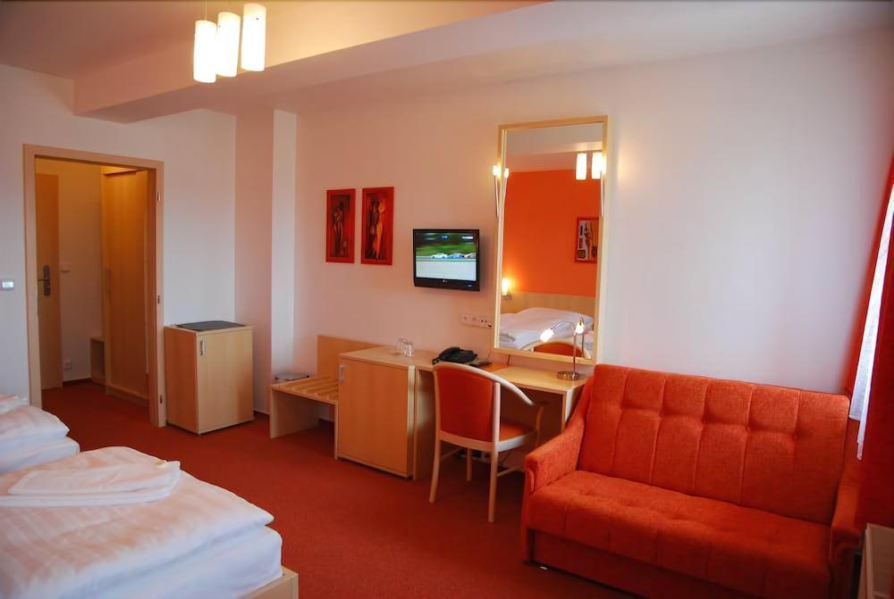 Hotel Senimo Olomouc Bagian luar foto