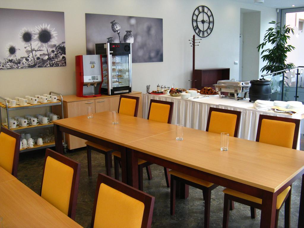 Hotel Senimo Olomouc Bagian luar foto