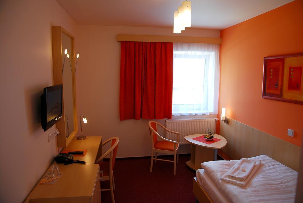 Hotel Senimo Olomouc Bagian luar foto