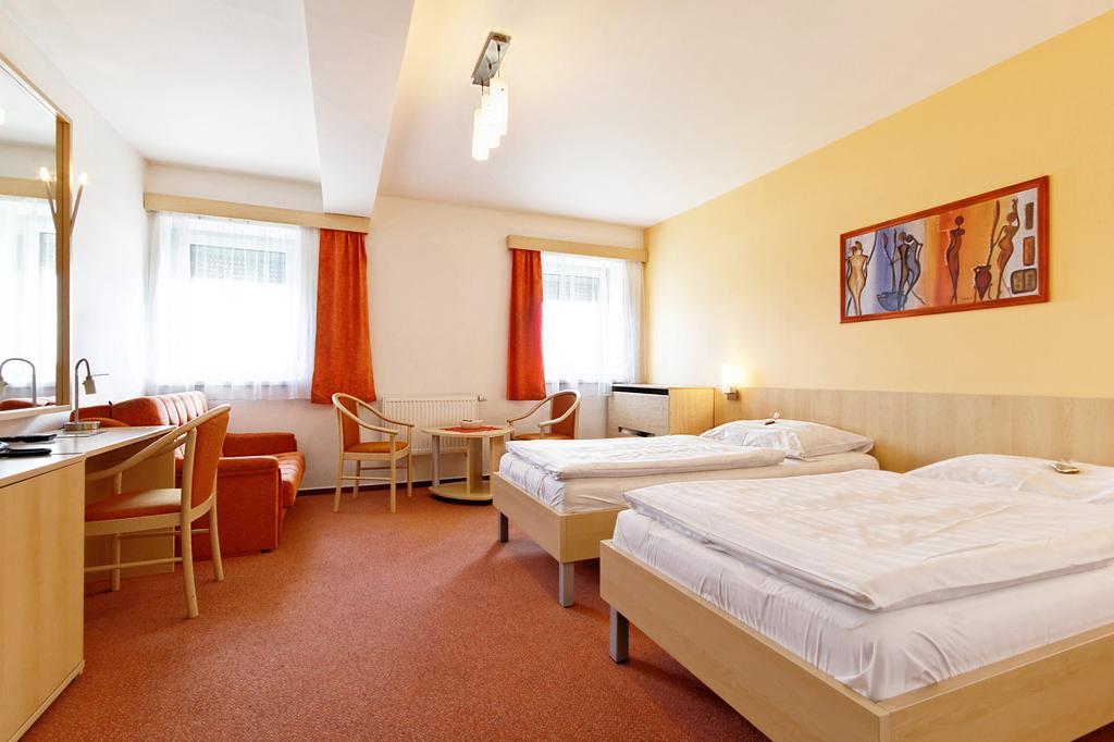 Hotel Senimo Olomouc Bagian luar foto